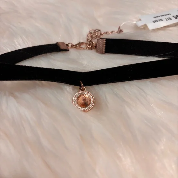 BNWT Le Chateau Elegant Black Choker Necklace with Gold Pendant - Picture 2 of 4